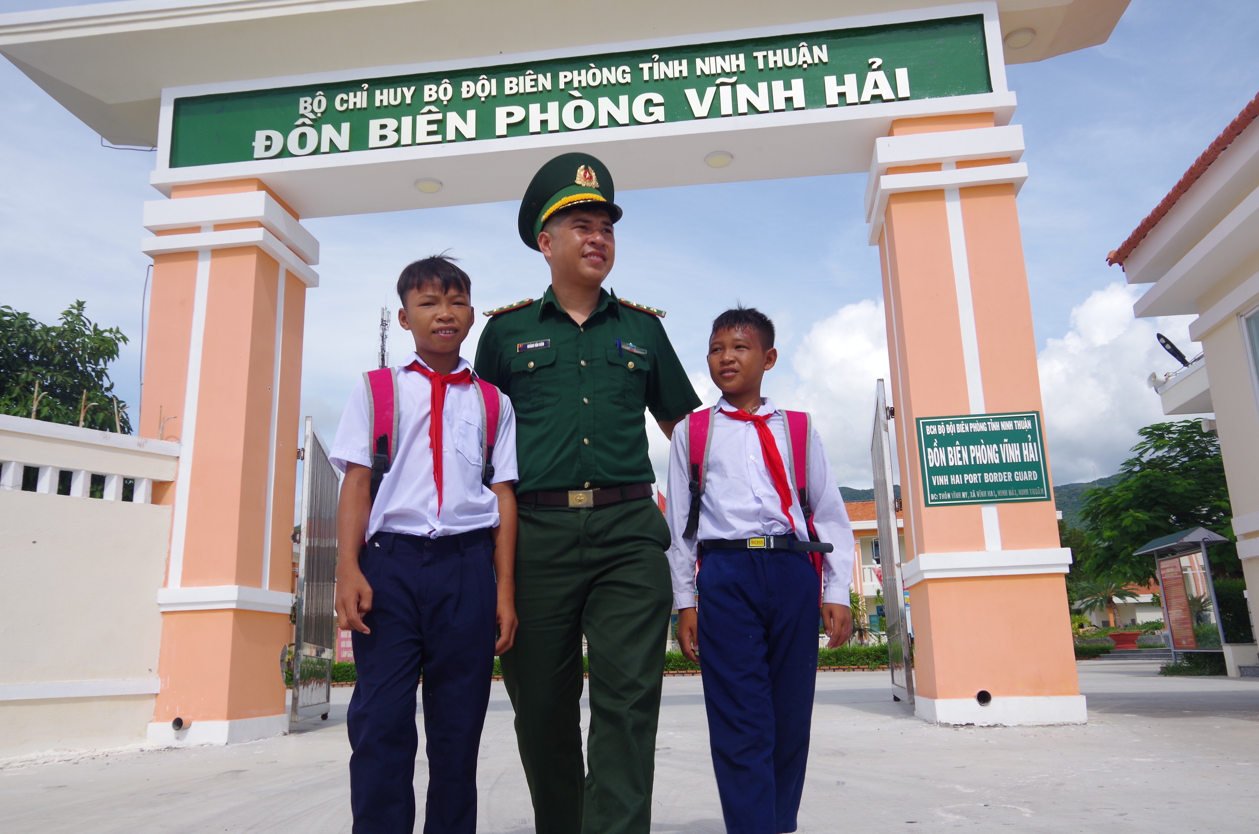 Cán bộ Đồn Biên phòng Vĩnh Hải đưa con nuôi đến trường